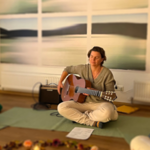 Veronika Lindner Gitarre im Studio Ygia Muenchen Neuhausen